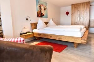 1 dormitorio con 1 cama con una foto de ciervo en la pared en Hotel Hirschen, en Schluchsee
