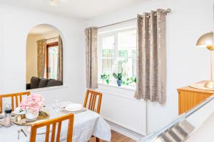 a dining room with a table and a window at Central MK Parking Garden Contractor Families in Milton Keynes