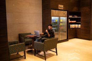 Fairfield by Marriott Agra的休息区