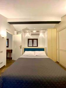 ein Schlafzimmer mit einem großen Bett in einem Zimmer in der Unterkunft Country house in Maremma Villa Mafalda in SantʼAntonio