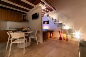 モノーポリにあるOld Court Luxury Suite&Spa by MONHOLIDAYのテーブルと椅子のあるキッチンとダイニングルーム