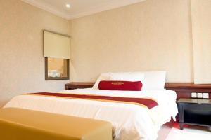 Rúm í herbergi á BI Executive Hotel