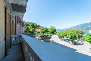 einen Balkon eines Gebäudes mit Straßenblick in der Unterkunft Eleganza e Stile nel Cuore di Bellagio by Wonderful Italy in Bellagio