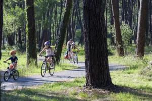 a group of people riding bikes down a trail at ATLANDES - Entre lac et mer in Biscarrosse