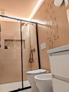ein Bad mit einem WC und einer Dusche in der Unterkunft Casa Moret in Sanremo