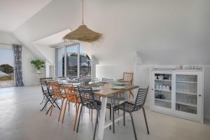a dining room with a table and chairs at Vue sur la marina - Port St Jacques Sarzeau in Sarzeau