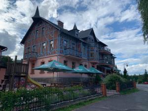 Budova, kde se hotel nachází + 9 fotografií