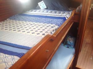 duas camas individuais num barco com em Voilier Birdie em Lorient