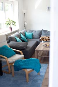 uma sala de estar com um sofá e uma mesa em NEU! Ferienwohnungen Glücksmoment Bodensee em Stahringen
