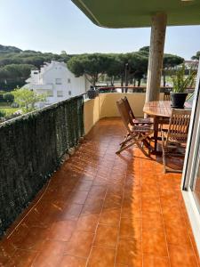 a patio with a table and chairs on a balcony at Apartamento Vacacional en Platja D'Aro in S'agaro