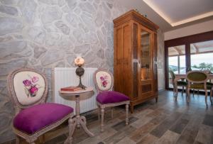 Una habitación con dos sillas y una mesa con una lámpara. en Ariadni Vista Mare Villa by "elite", en Lithakia