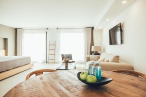 Telewizja i/lub zestaw kina domowego w obiekcie Cala Lanuza Suites