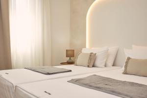 Postel nebo postele na pokoji v ubytování Ducato di Zante Luxury Beach Villa, by ZanteWize