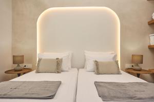 Postel nebo postele na pokoji v ubytování Ducato di Zante Luxury Beach Villa, by ZanteWize