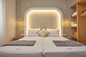Postel nebo postele na pokoji v ubytování Ducato di Zante Luxury Beach Villa, by ZanteWize