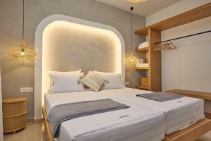 Postel nebo postele na pokoji v ubytování Ducato di Zante Luxury Beach Villa, by ZanteWize