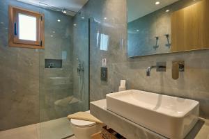 Koupelna v ubytování Ducato di Zante Luxury Beach Villa, by ZanteWize