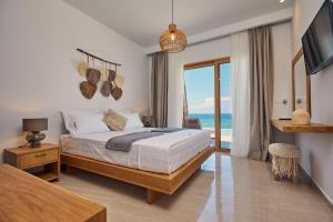 Postel nebo postele na pokoji v ubytování Ducato di Zante Luxury Beach Villa, by ZanteWize