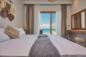 Postel nebo postele na pokoji v ubytování Ducato di Zante Luxury Beach Villa, by ZanteWize