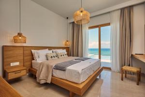 Postel nebo postele na pokoji v ubytování Ducato di Zante Luxury Beach Villa, by ZanteWize