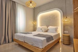 Postel nebo postele na pokoji v ubytování Ducato di Zante Luxury Beach Villa, by ZanteWize
