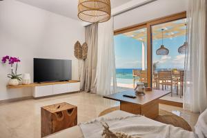 TV a/nebo společenská místnost v ubytování Ducato di Zante Luxury Beach Villa, by ZanteWize