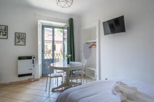 um quarto com uma cama e uma mesa com cadeiras em Loft Verga, cuore e stile in centro a Torino em Turim