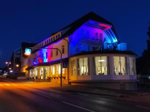 un edificio con luces azules y moradas. en Wellness Hotel Garni Krone, en Baiersbronn