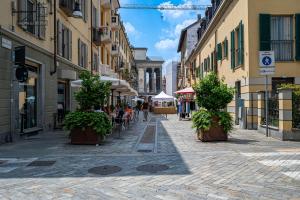 uma rua vazia numa cidade com vasos de plantas em Loft Verga, cuore e stile in centro a Torino em Turim
