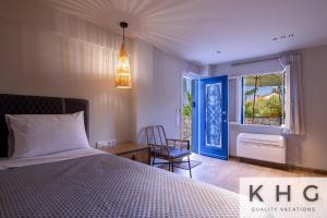 Rúm í herbergi á Seaside ground floor elegant Suite in Fiskardo! 20 steps from Zavalata beach!