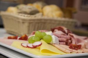 Makanan di atau berdekatan hotel
