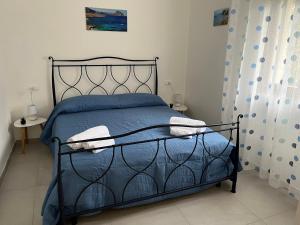 マカリにあるVilla Maria Stellaのベッドルーム(金属製フレームの青いベッド1台付)