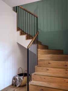 uma escadaria com pisos de madeira e um corrimão de madeira em Tyzenhauz Villas em Cracóvia