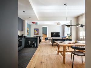 クラクフにあるTyzenhauz Villasのテーブルと椅子のあるキッチンとリビングルーム +50枚の写真