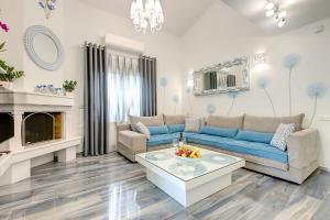 sala de estar con sofá y mesa en Azalea Villa Sani, Sani Luxury Villas Collection en Sani Beach