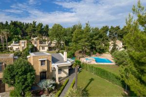 una vista aérea de una casa con piscina en Azalea Villa Sani, Sani Luxury Villas Collection en Sani Beach