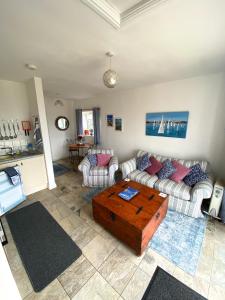 a living room with two couches and a coffee table at Fisherman's Daughter in Dorchester