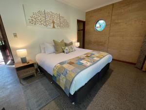 En eller flere senge i et værelse på Balingup Jalbrook Cottages Jalbrook Estate