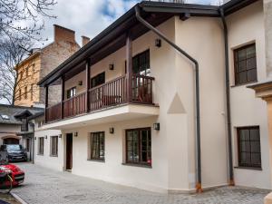 una casa con balcone su una strada di Tyzenhauz Villas a Cracovia