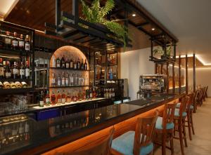 Salone o bar di Hotel Thrive, A Tropical Courtyard