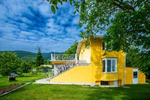 PatalenitsaにあるКъща за гости Калаの黄色の家 バルコニー付