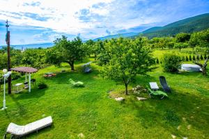een luchtzicht op een tuin met stoelen en bomen bij Къща за гости Кала in Patalenitsa