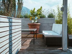 eine Terrasse mit einem Stuhl und einem Tisch in der Unterkunft Rotonda in Gordola