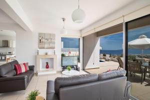 ein Wohnzimmer mit einem Sofa und einem TV in der Unterkunft Esprit Villa 20 in Polis Chrysochous