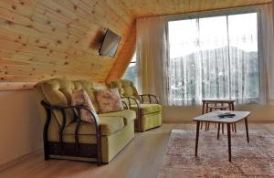 - un salon avec un canapé et une table dans l'établissement Çatalkaya Bungolov, à Kireçhane