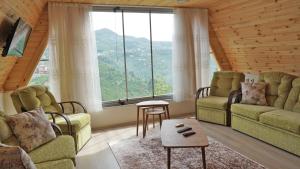un soggiorno con 2 divani e un tavolo di Çatalkaya Bungolov a Kireçhane