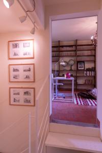 a room with a hallway with a desk and books at Casa nella campagna Parmigiana. in Stradella