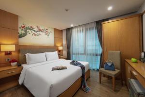 Giường trong phòng chung tại HALO HANOI HOTEL