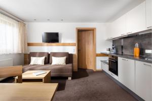 Kuchyňa alebo kuchynka v ubytovaní Apartments Tschanun