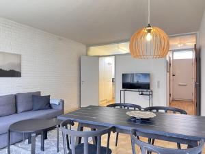 a living room with a table and chairs and a couch at One Bedroom Apartment In Valby, Langagervej 64, 3 in Copenhagen